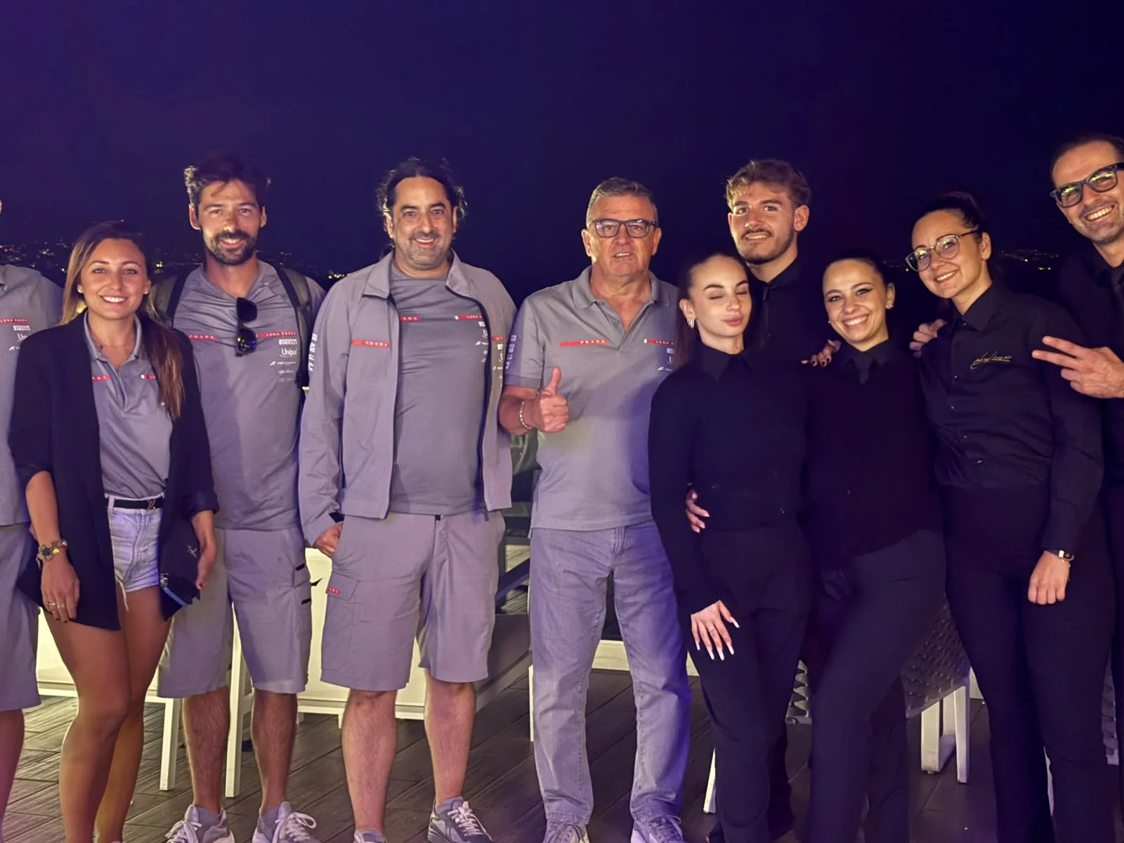 Il team Luna Rossa insieme al personale dello Skyline Mediterraneo sulla terrazza, a Pozzuoli