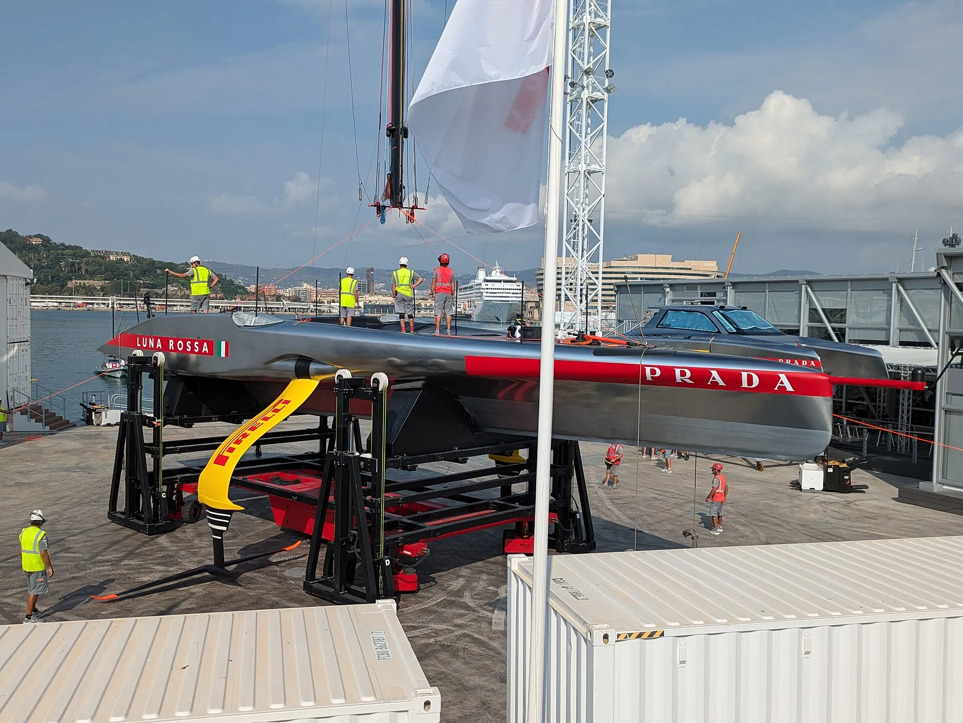 L'AC75 di Luna Rossa a terra nella base di Barcellona durante la 37ª America's Cup, nel 2024