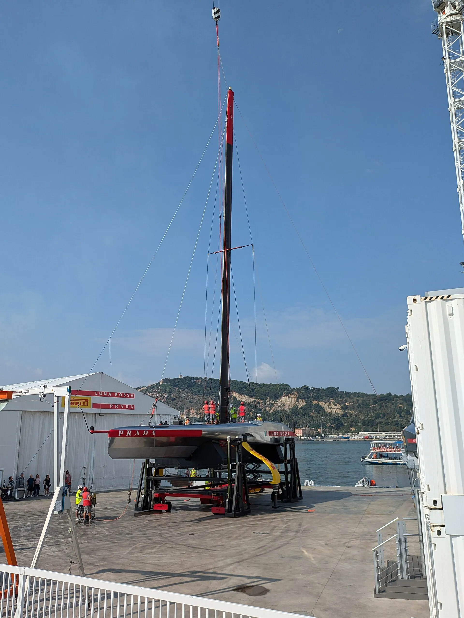 L'AC75 di Luna Rossa sull'invaso: sotto lo scafo si riconosce il braccio giallo del foil