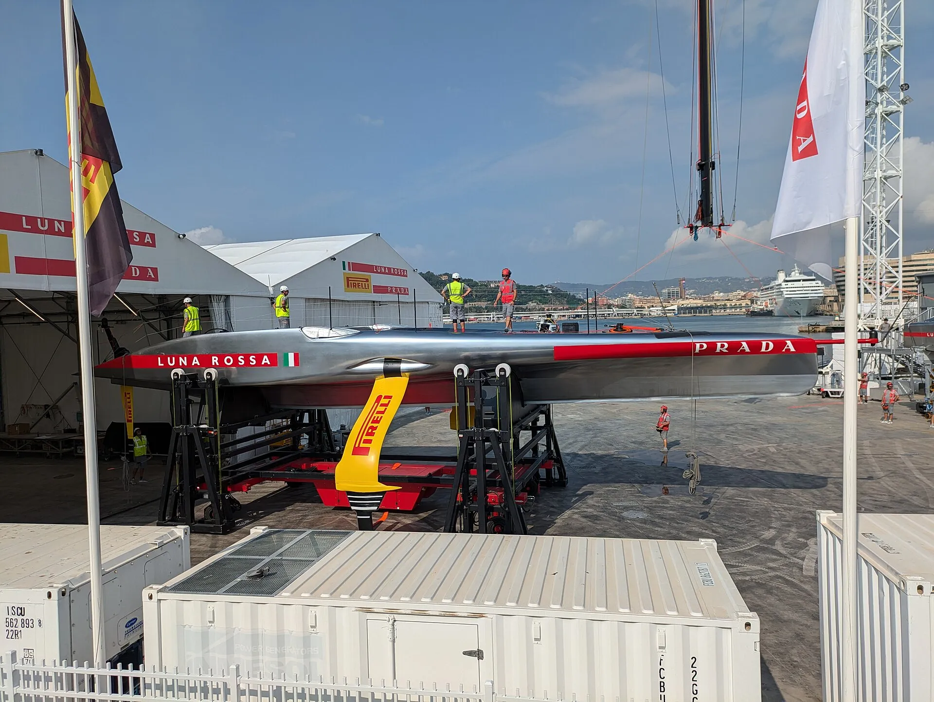 L'AC75 di Luna Rossa nella base di Barcellona, 2024