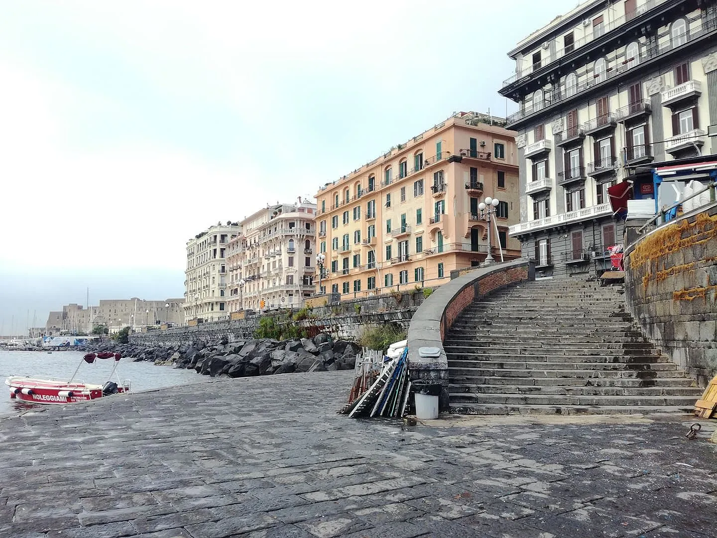 La discesa al mare lungo via Caracciolo, con Castel dell'Ovo sullo sfondo