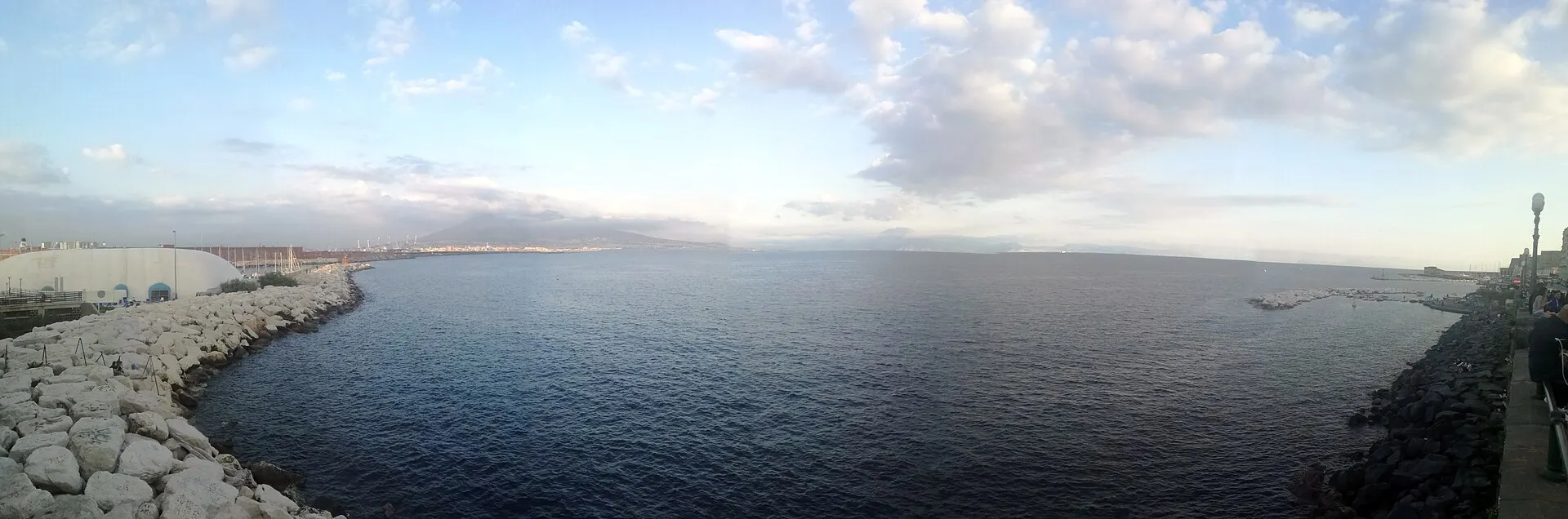 Il golfo di Napoli visto dal lungomare: il campo di regata è a poche centinaia di metri dalla riva