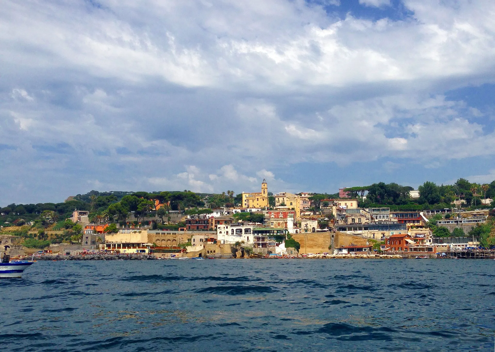 Il borgo di Marechiaro, sotto Posillipo, visto dal mare