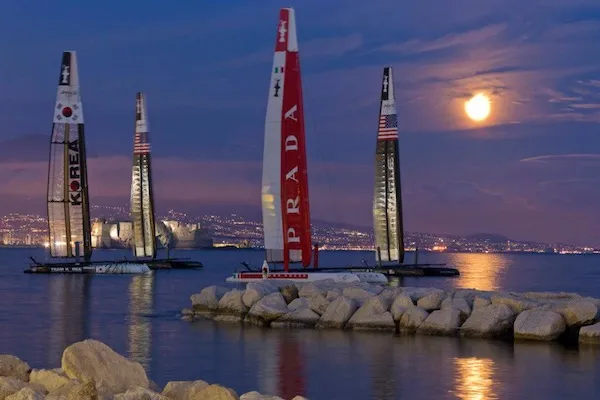 I catamarani AC45 dell'America's Cup World Series ormeggiati a Napoli nel 2012, davanti a Castel dell'Ovo