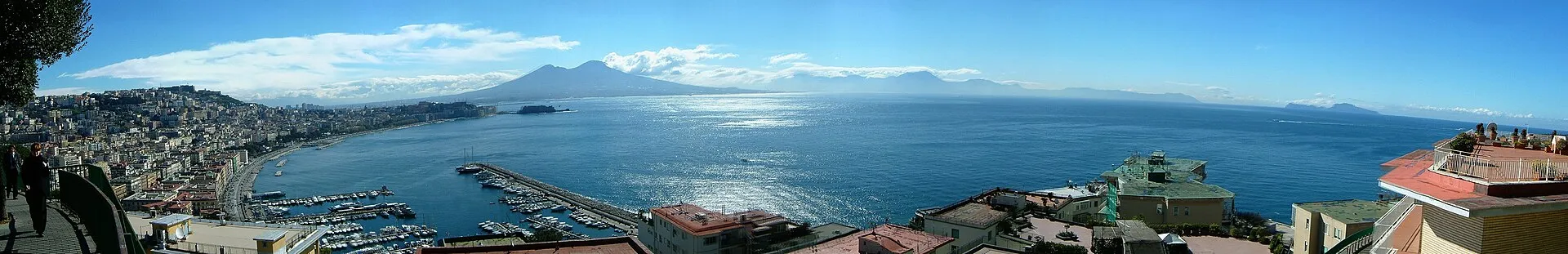 Il golfo di Napoli visto da Posillipo, con il Vesuvio sullo sfondo