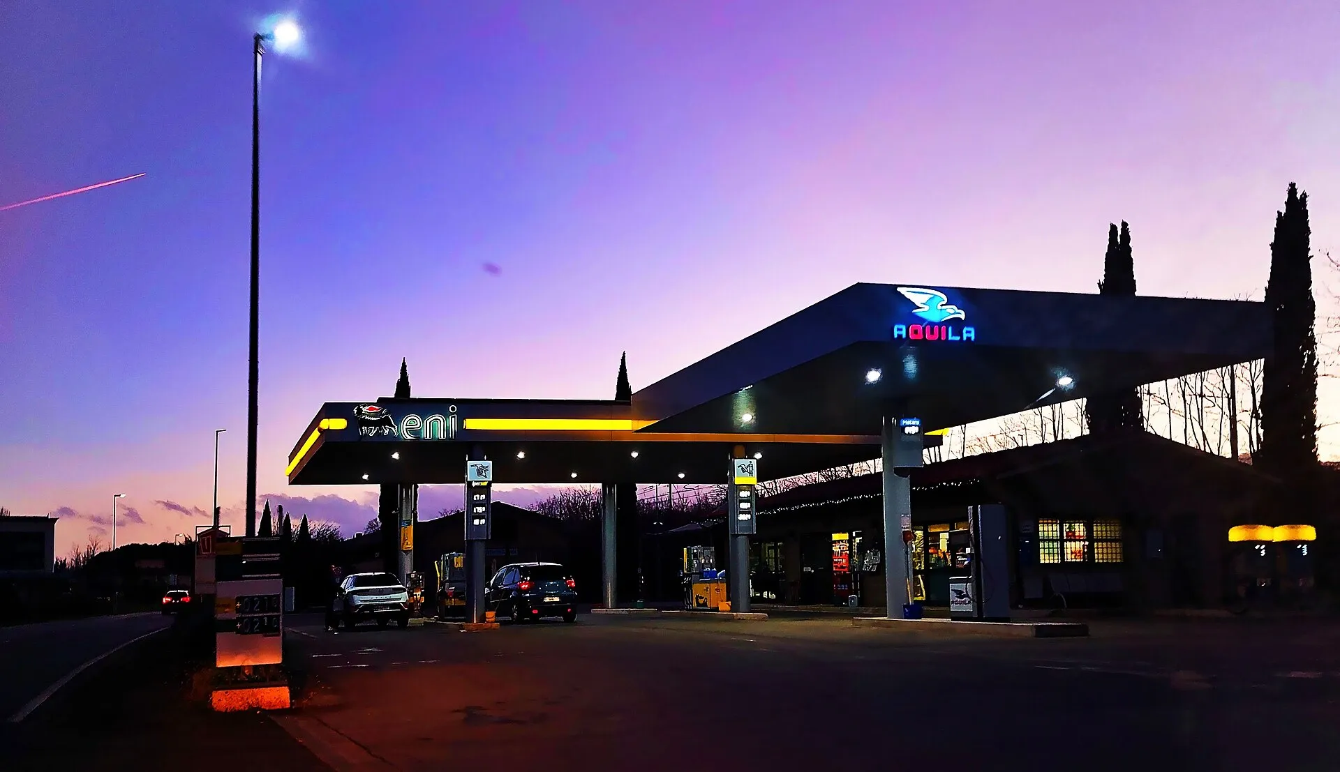 Un distributore di carburante illuminato di sera