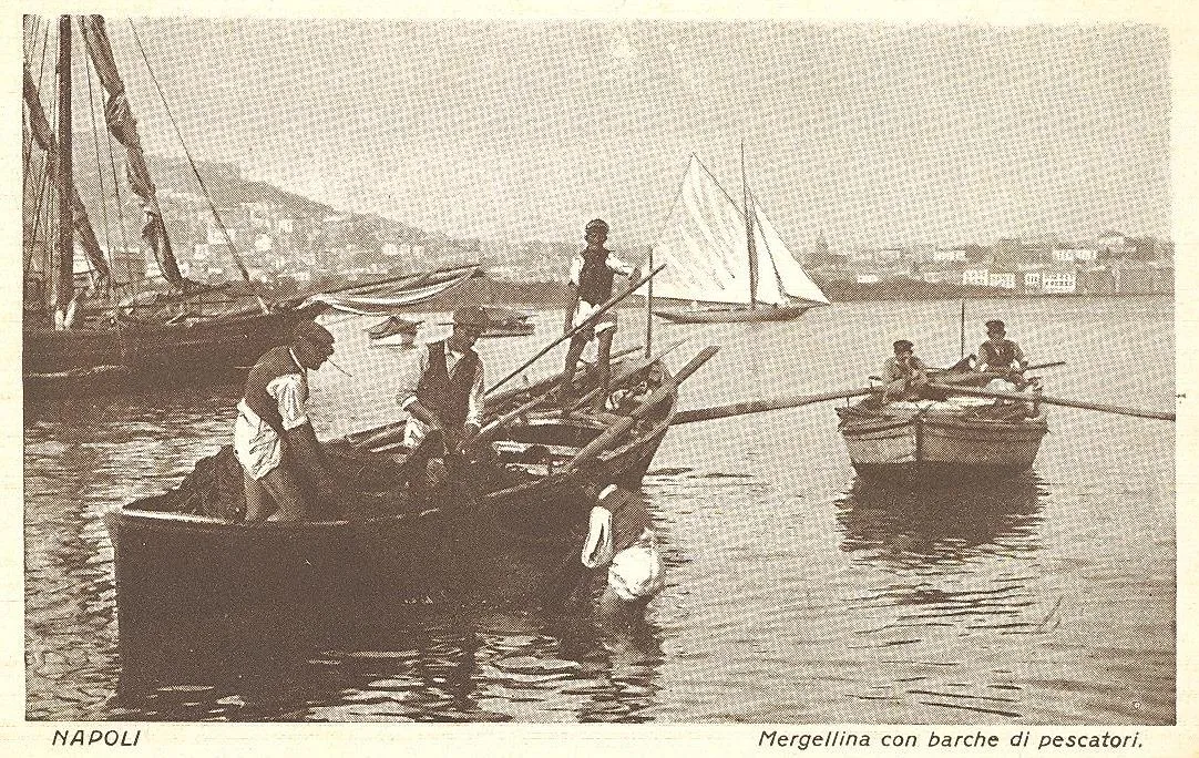Cartolina d'epoca di Mergellina con barche di pescatori