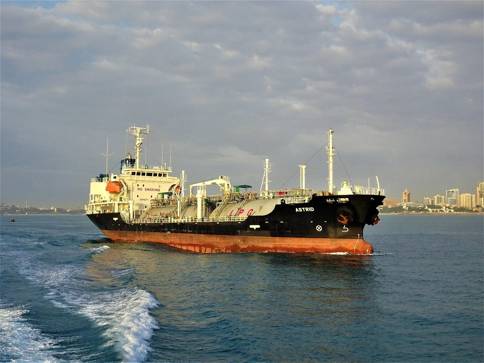 Una petroliera in navigazione all'uscita da un porto