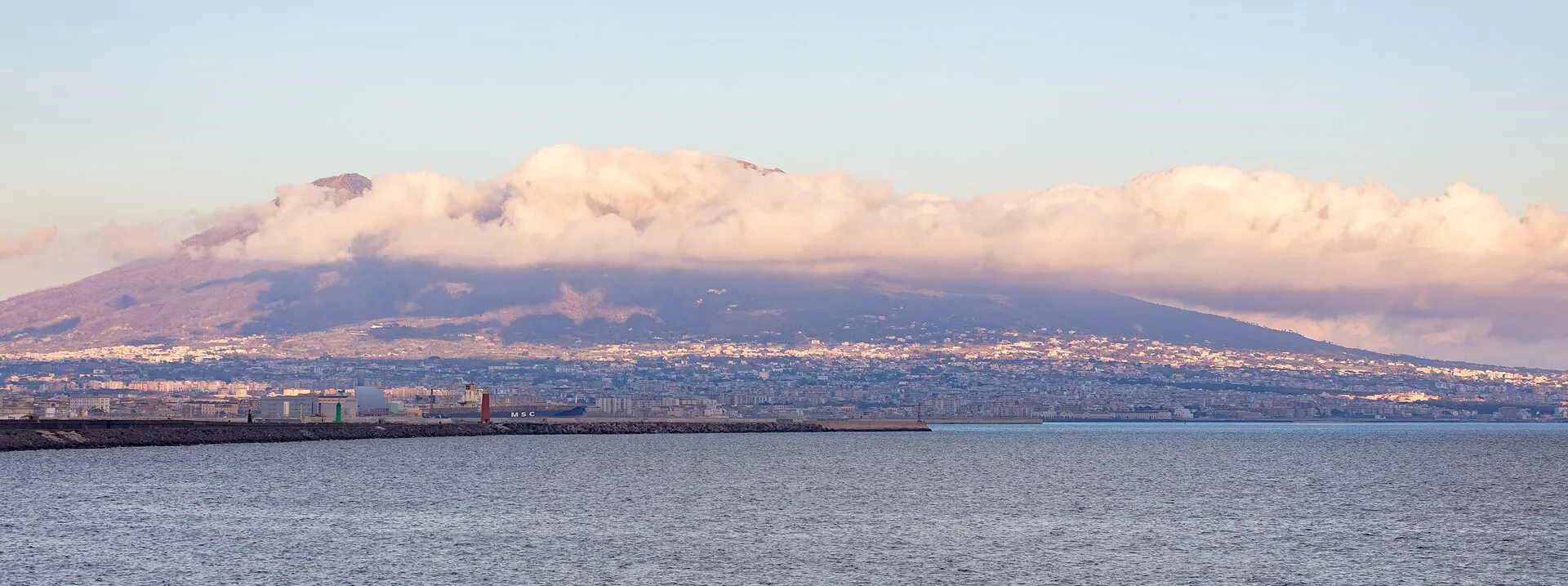 Il Vesuvio visto dal golfo di Napoli, con le nuvole sulla cima