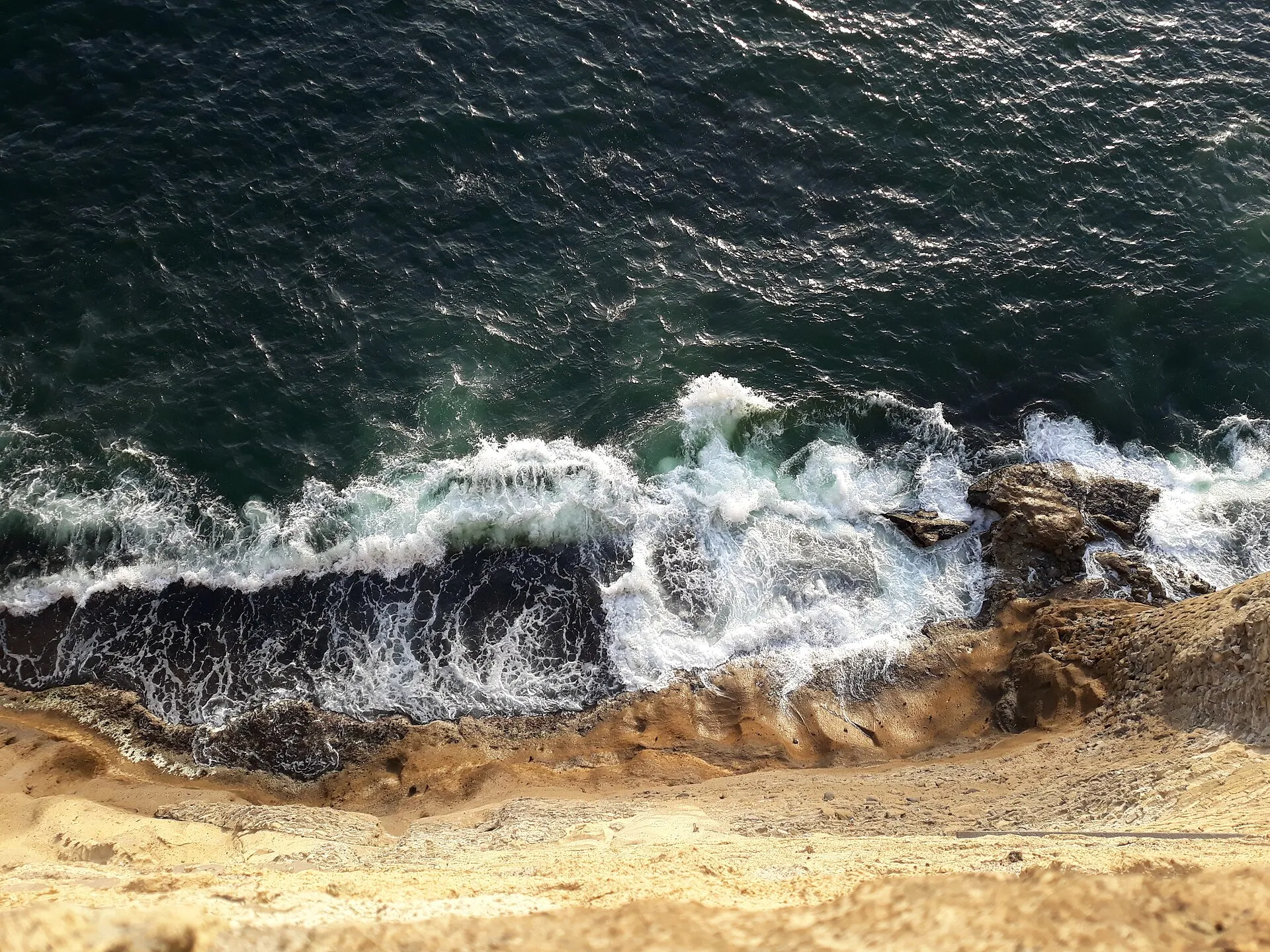 Il mare che batte sugli scogli sotto Castel dell'Ovo, a Napoli
