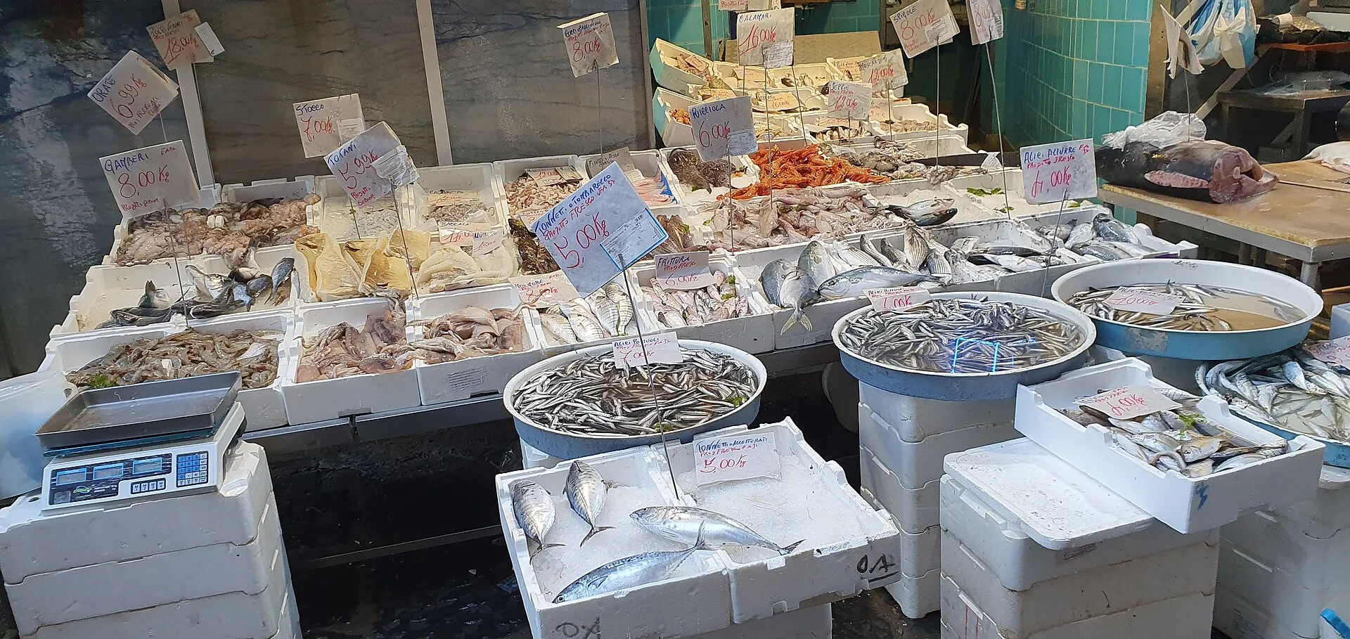 Napoli per chi ama i mercati rionali — Itinerario · Mercati rionali