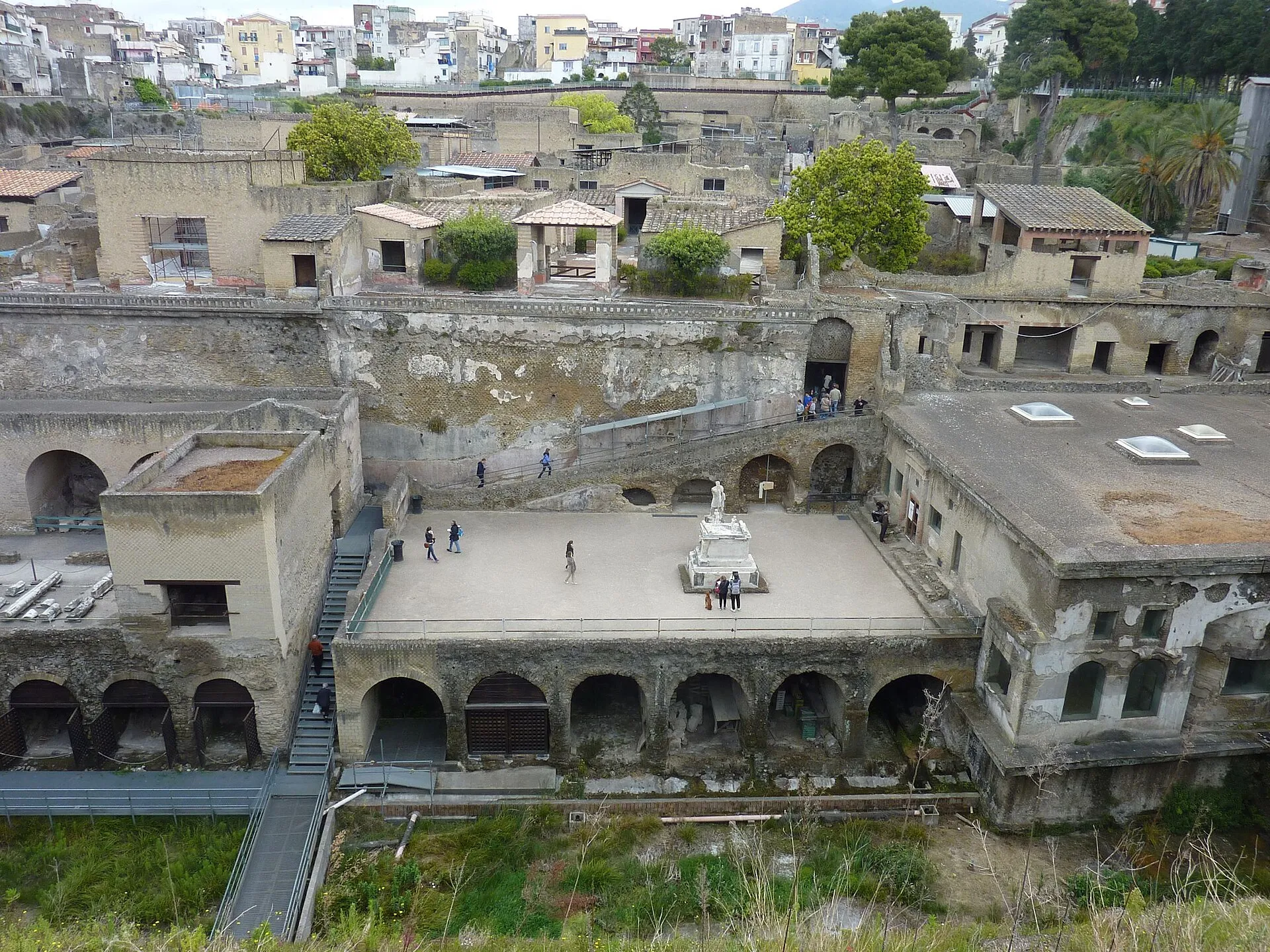 Gli scavi archeologici di Ercolano visti dall'alto, con Napoli sullo sfondo