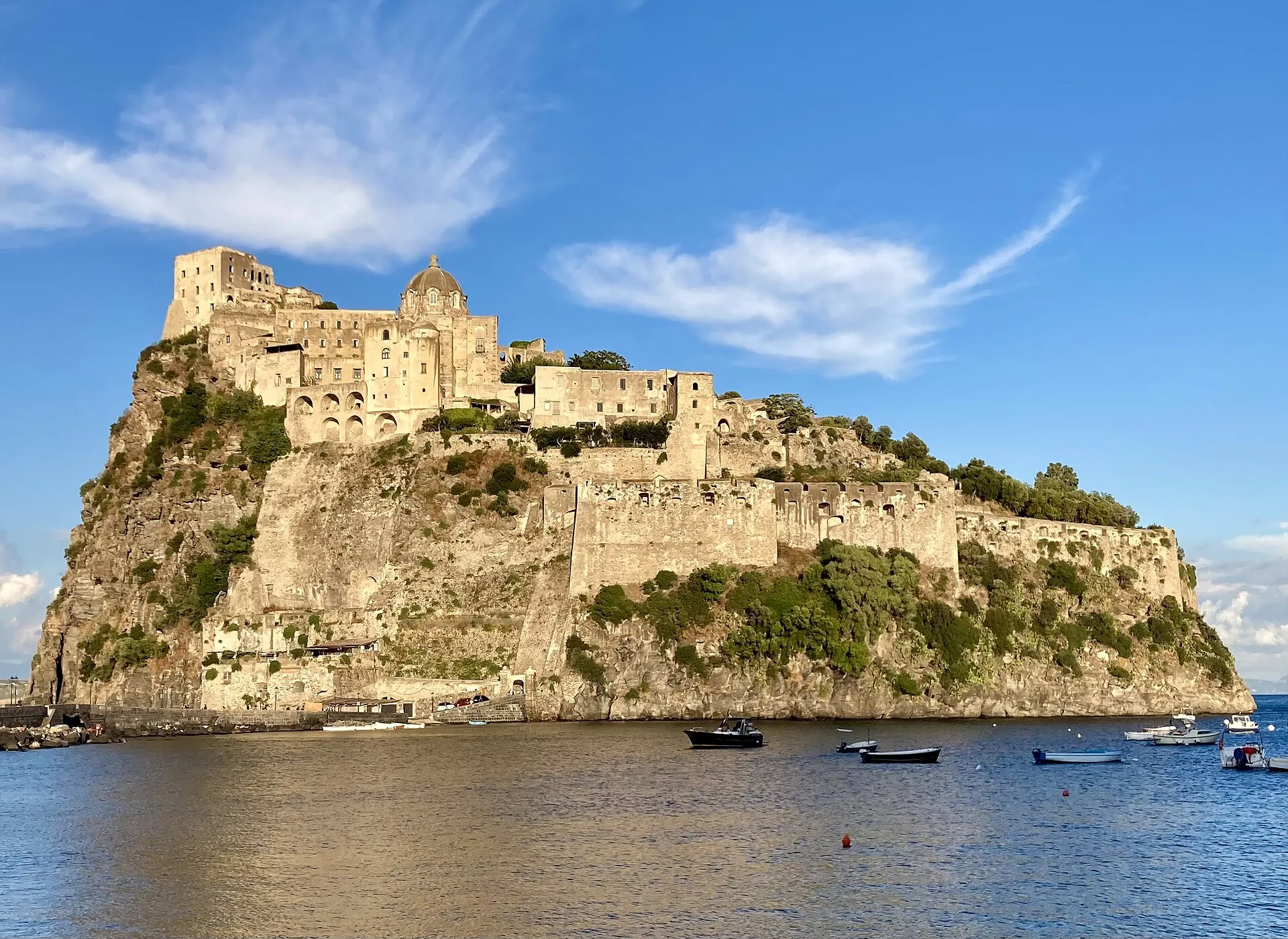 Il Castello Aragonese di Ischia sul suo isolotto