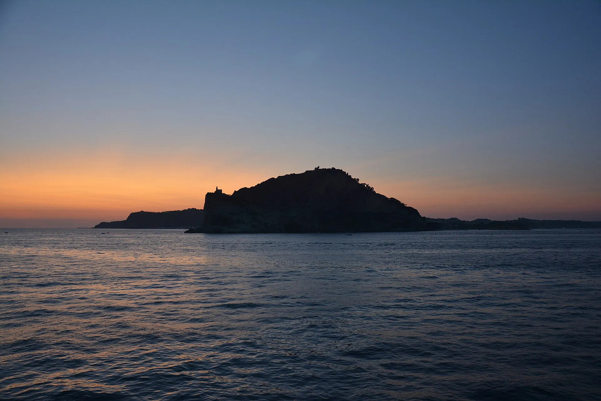 Il promontorio di Capo Miseno visto al tramonto da Monte di Procida