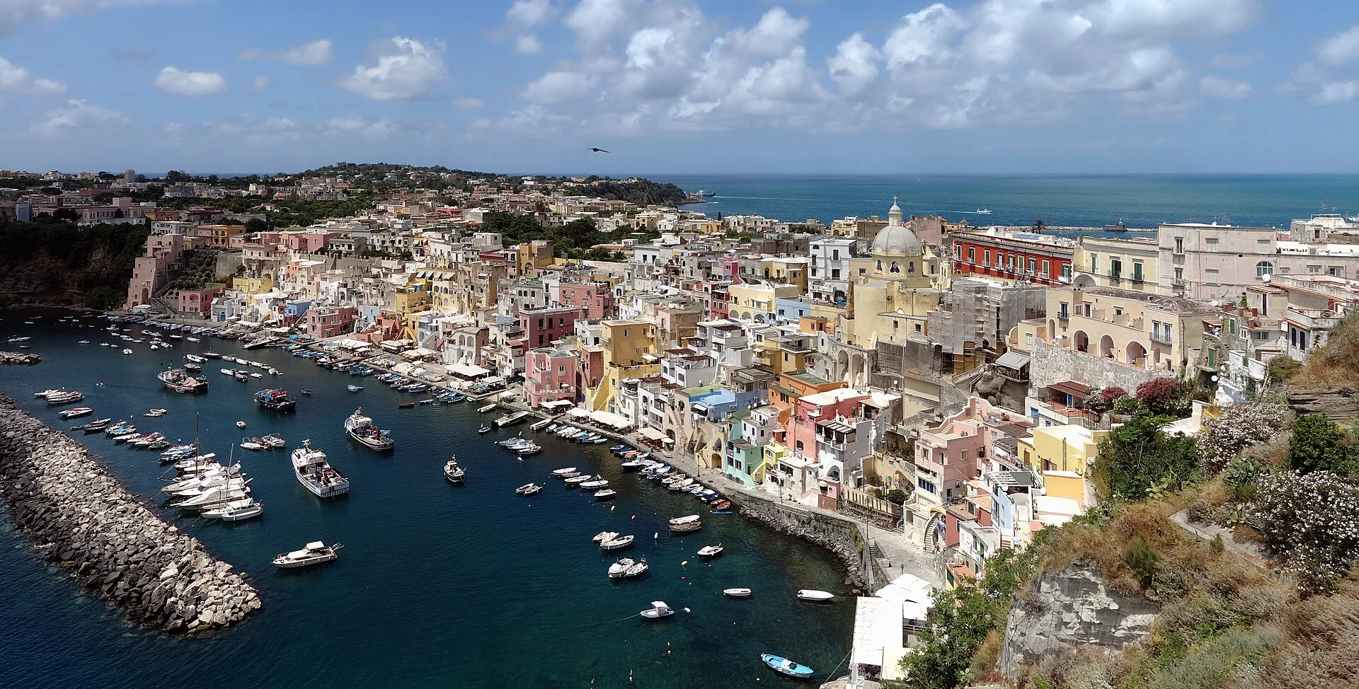 Le case colorate di Marina Corricella, a Procida