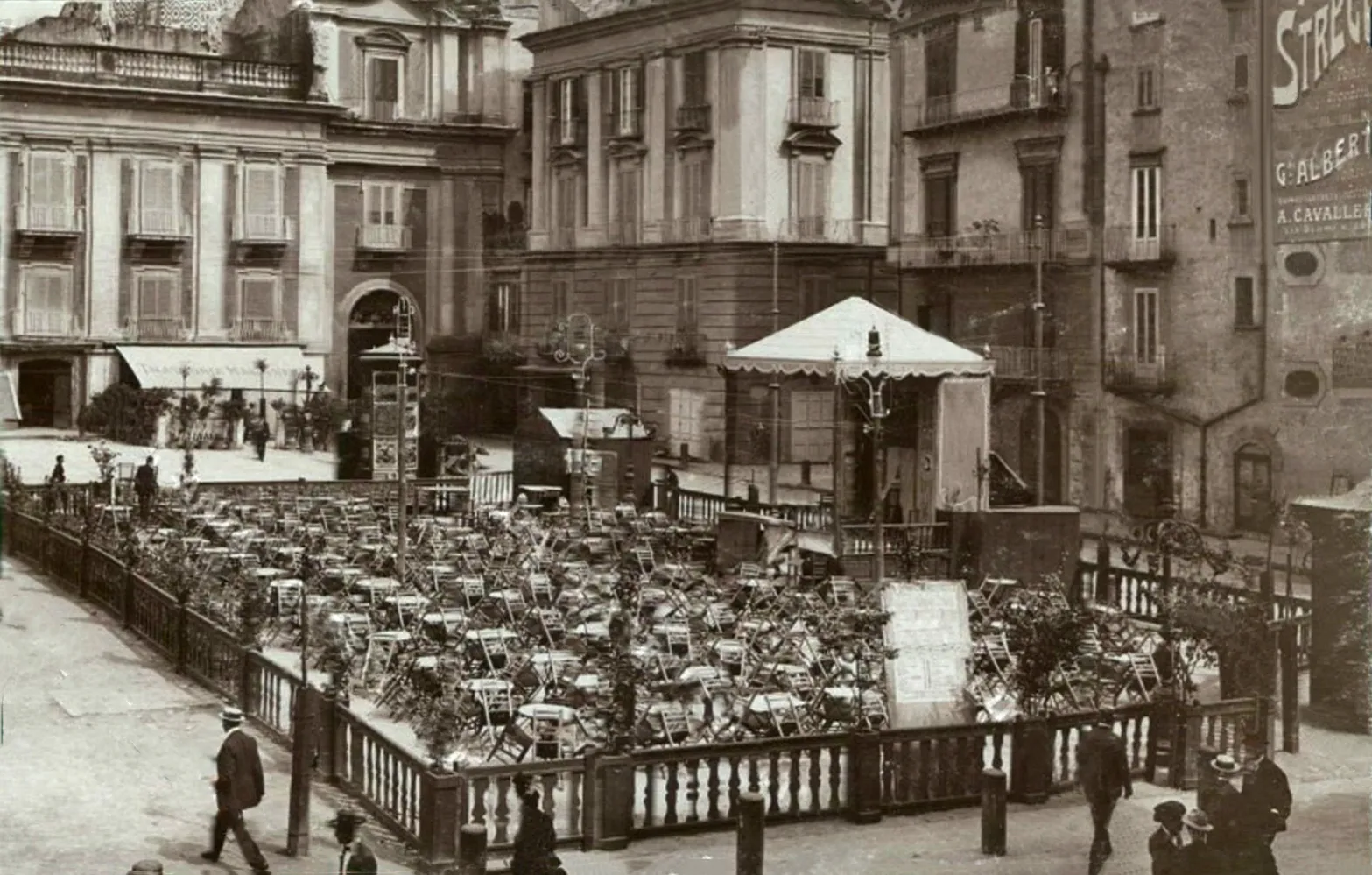 Piazza Dante a Napoli intorno al 1900: centinaia di sedie e tavolini del caffè-concerto all'aperto Diodati