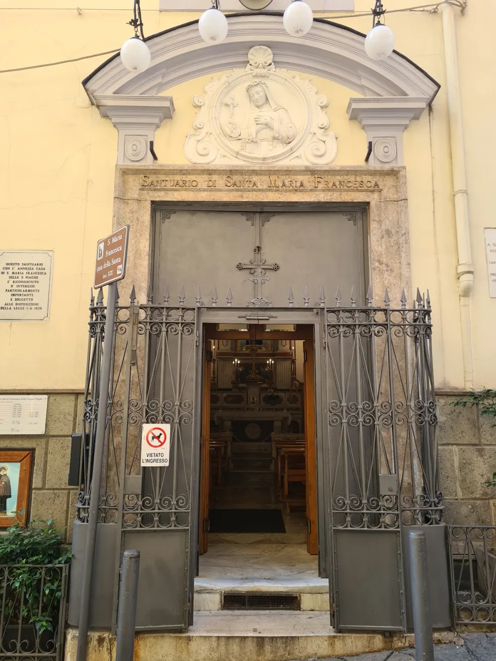 Chiostro della Maternità