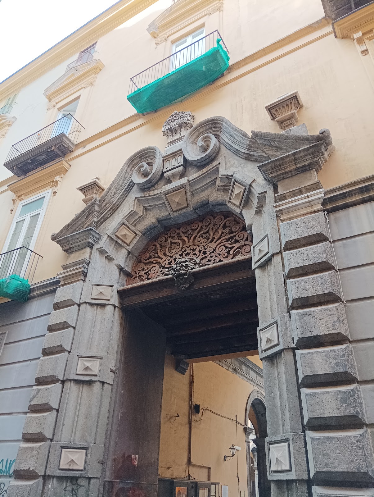 Palazzo Corigliano, da residenza a università — Palazzi di Napoli