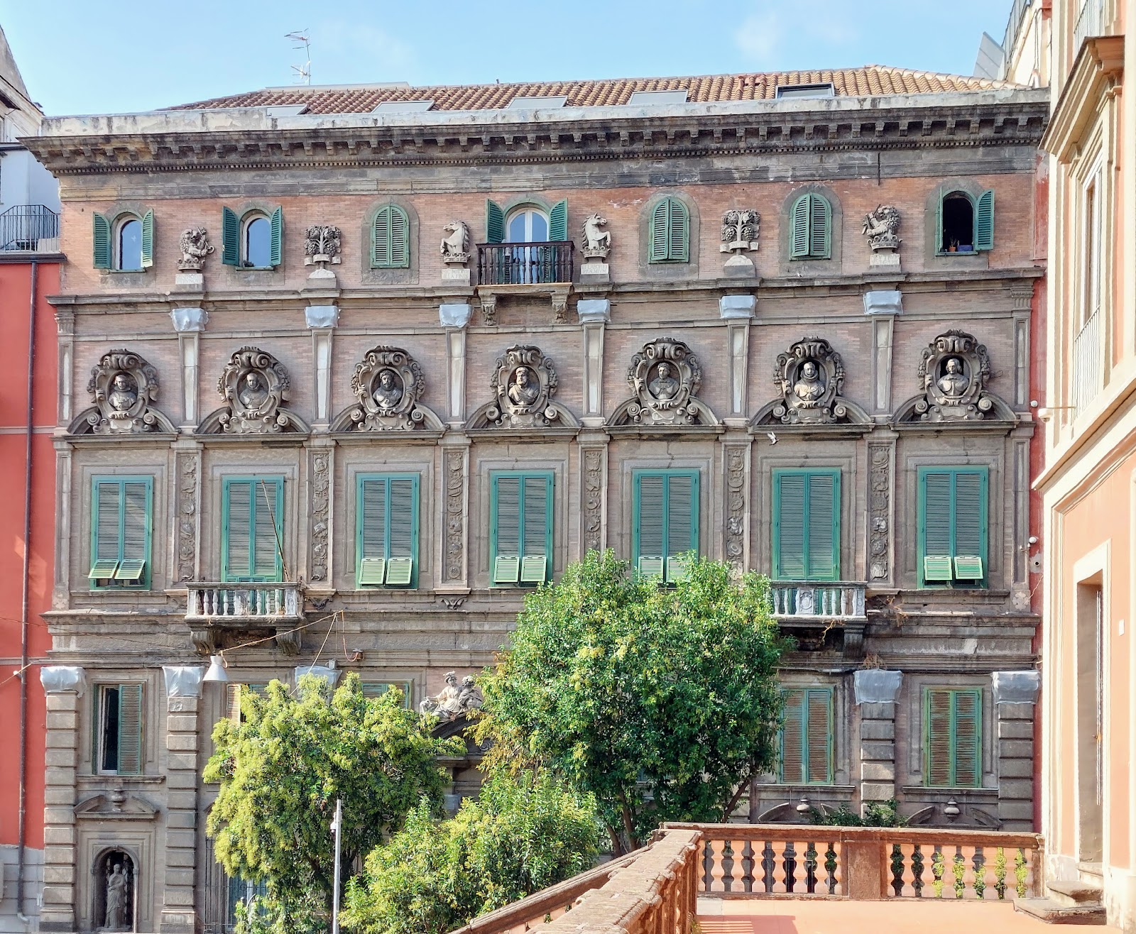 Palazzo Firrao, la facciata che si prende la piazza — Palazzi di Napoli