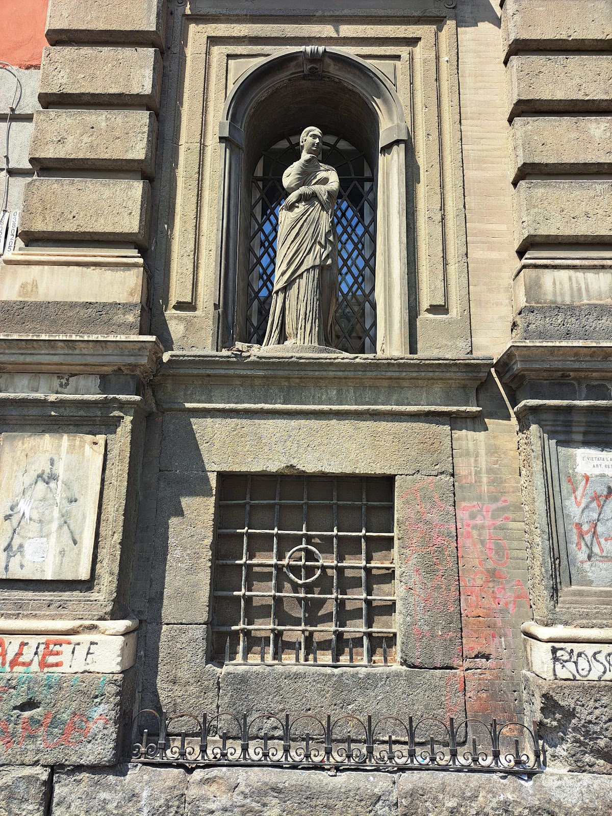 Palazzo Firrao, la facciata che si prende la piazza — foto 3