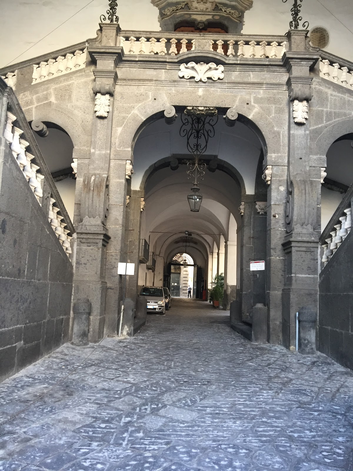 Palazzo Serra di Cassano e la porta chiusa — Palazzi di Napoli