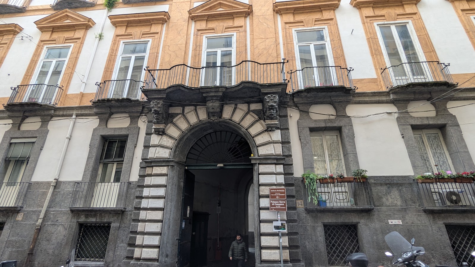 Palazzo Serra di Cassano e la porta chiusa — foto 2