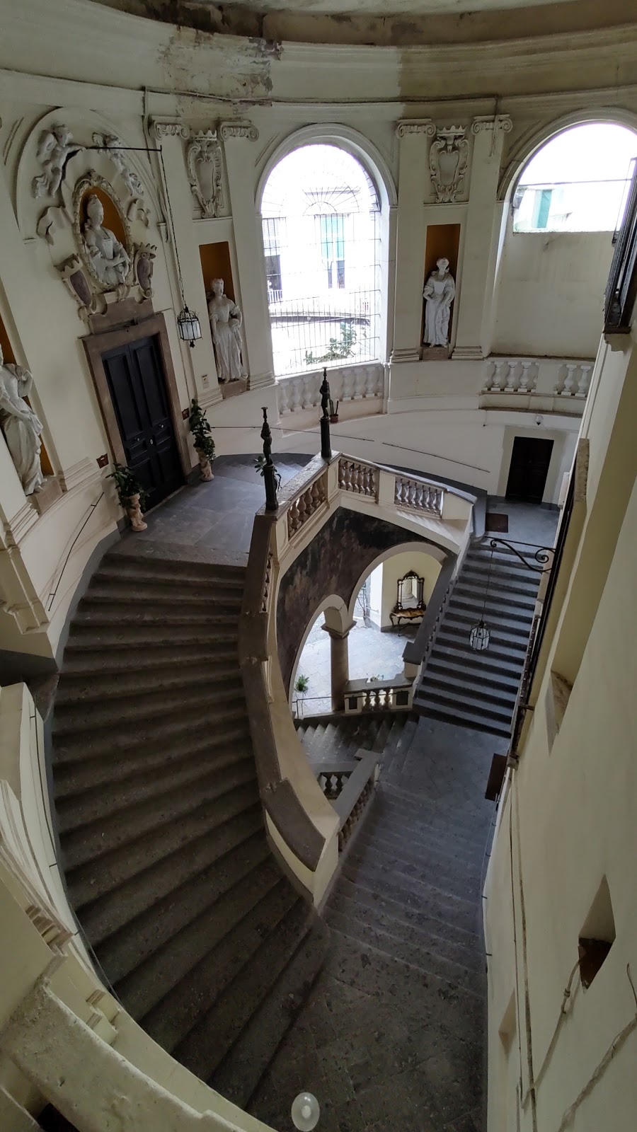 Palazzo Spinelli di Laurino e il cortile ovale — foto 4
