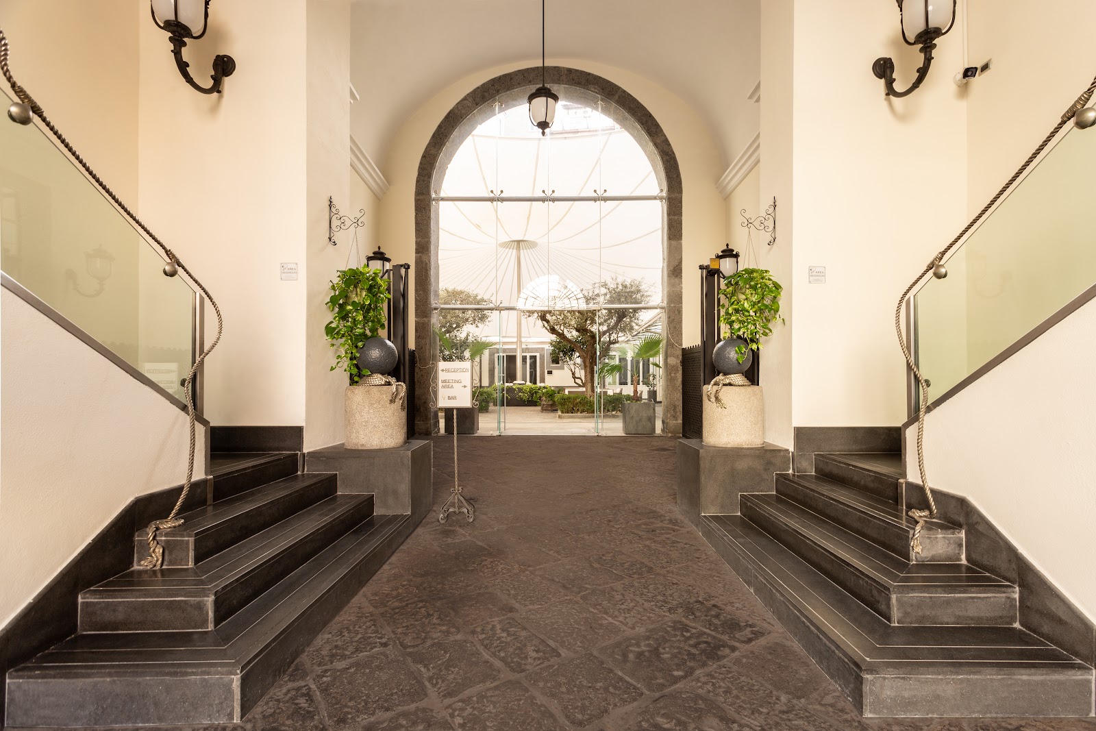 Palazzo Caracciolo Suites — Centro Storico